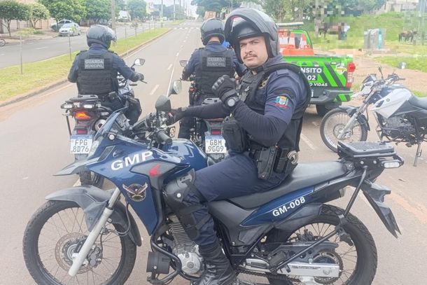 A abordagem foi realizada ainda na mesma avenida. Os guardas constataram que o motociclista n&atilde;o possu&iacute;a Carteira Nacional de Habilita&ccedil;&atilde;o (CNH) e transportava na garupa o pr&oacute;prio irm&atilde;o, um adolescente de 12 anos.