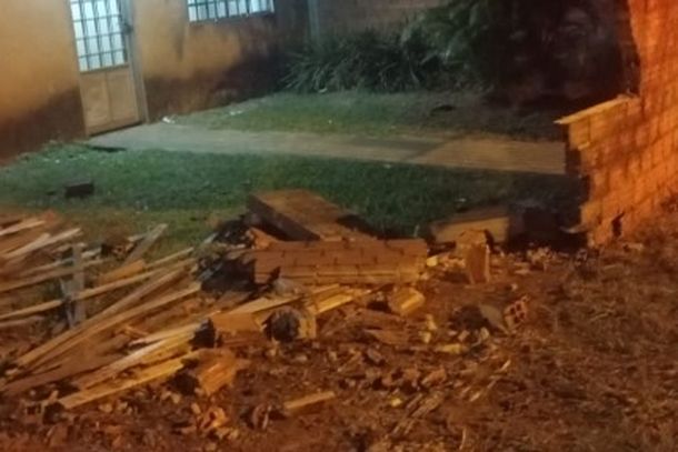 Um socorrista do SAMU j&aacute; prestava atendimento dentro do ve&iacute;culo e repassava informa&ccedil;&otilde;es sobre o quadro cl&iacute;nico do jovem &agrave;s demais equipes.