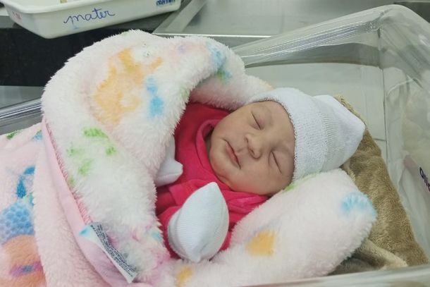 Sem muito tempo para prepara&ccedil;&atilde;o, a pequena Louise Emanuelly decidiu que era hora de chegar ao mundo. Poucos instantes depois, nasceu saud&aacute;vel, enchendo de emo&ccedil;&atilde;o o cora&ccedil;&atilde;o da m&atilde;e. 