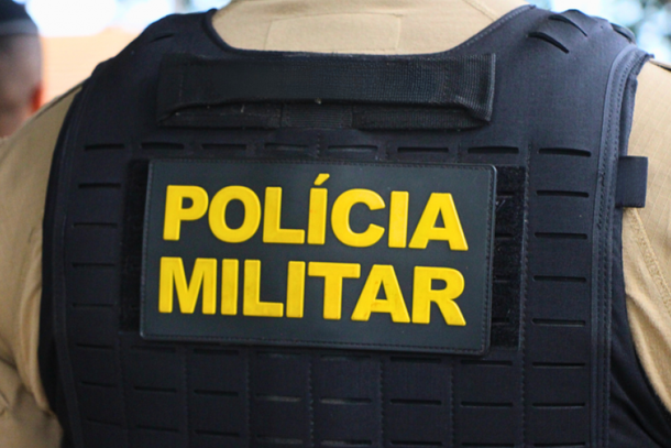 Pol&iacute;cia Militar apreendeu ainda por&ccedil;&otilde;es de maconha, dinheiro e tr&ecirc;s celulares de origem duvidosa; um homem de 76 anos tamb&eacute;m foi encaminhado &agrave; delegacia.