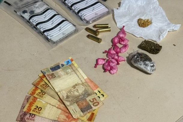 Investiga&ccedil;&atilde;o da Pol&iacute;cia Civil apontou que resid&ecirc;ncia era utilizada como base para abastecimento de entregadores de drogas na modalidade delivery.