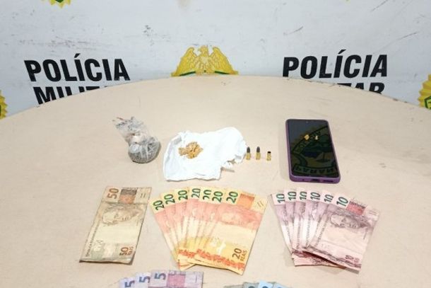 No interior da embalagem foram encontradas por&ccedil;&otilde;es de subst&acirc;ncia an&aacute;loga a crack. Com um dos usu&aacute;rios abordados tamb&eacute;m foram localizadas duas pedras da mesma droga.