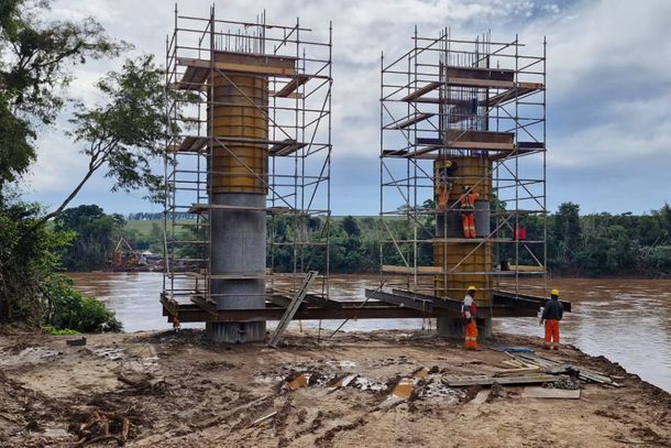 A constru&ccedil;&atilde;o da nova ponte na PR-498 chegou a 25,52% de execu&ccedil;&atilde;o e as scava&ccedil;&otilde;es de oito pares de pilares no rio come&ccedil;am em breve. 