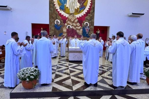 A data &eacute; um convite para que os fi&eacute;is intensifiquem as ora&ccedil;&otilde;es pelos sacerdotes que atuam na Diocese de Paranava&iacute; e em outras dioceses do Brasil e do mundo, reconhecendo a miss&atilde;o pastoral desempenhada por eles junto &agrave;s comunidades.