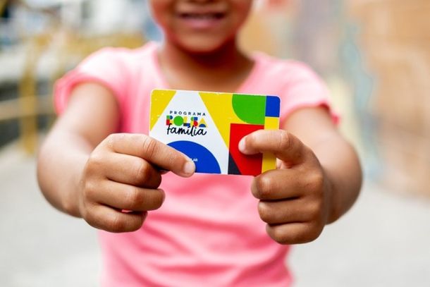 Os benefici&aacute;rios podem consultar a data de pagamento, o valor e a situa&ccedil;&atilde;o do benef&iacute;cio pelos aplicativos Bolsa Fam&iacute;lia e Caixa Tem.