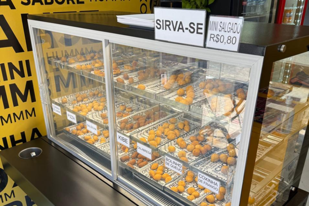 Nova estufa self-service permite que os clientes escolham seus salgados favoritos com rapidez, autonomia e muito sabor.