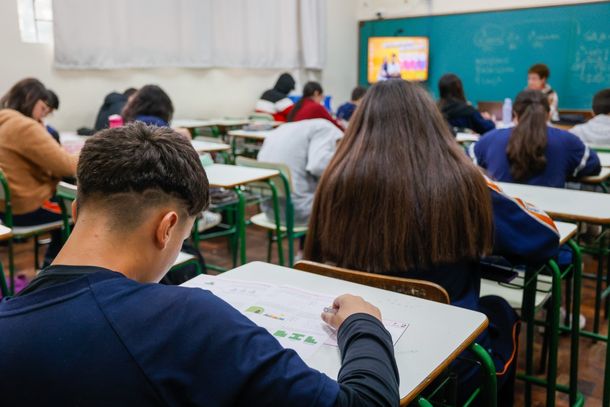 Segundo o governo estadual, entre 2019 e 2026 foram investidos mais de R$ 525 milh&otilde;es na moderniza&ccedil;&atilde;o das unidades escolares e cerca de R$ 2,8 bilh&otilde;es na alimenta&ccedil;&atilde;o escolar.