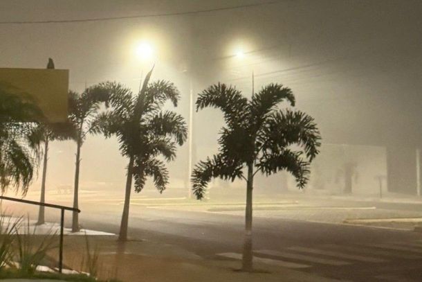 Al&eacute;m do frio ao amanhecer, o Simepar tamb&eacute;m alerta para a possibilidade de forma&ccedil;&atilde;o de geadas fracas em algumas regi&otilde;es do Paran&aacute; nos pr&oacute;ximos dias, principalmente em &aacute;reas com temperaturas mais baixas e c&eacute;u aberto durante a madrugada. Apesar disso, Paranava&iacute; deve seguir apenas com manh&atilde;s frias e presen&ccedil;a de neblina em pontos isolados. A previs&atilde;o indica tempo firme e sem chuva at&eacute; o fim de semana. As temperaturas m&iacute;nimas devem variar entre 12&deg;C e 16&deg;C, enquanto as m&aacute;ximas podem chegar aos 26&deg;C no domingo (21). A orienta&ccedil;&atilde;o &eacute; para que a popula&ccedil;&atilde;o redobre os cuidados com a sa&uacute;de durante as manh&atilde;s mais frias e com a baixa umidade registrada neste per&iacute;odo.