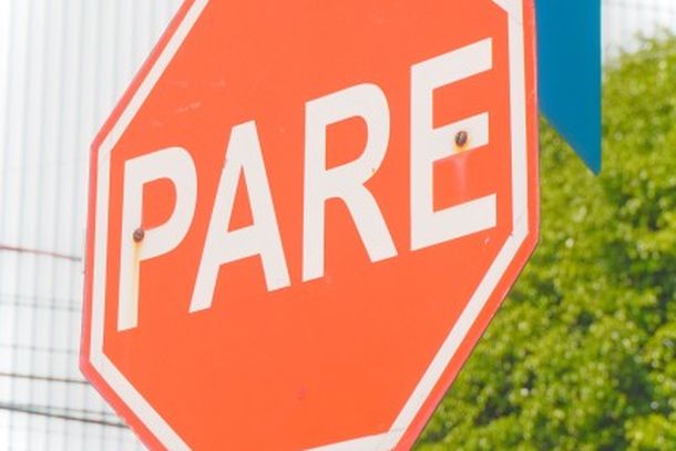 Durante o acompanhamento, o motociclista seguiu pela contram&atilde;o, atravessou canteiros centrais de forma irregular e cruzou vias preferenciais.