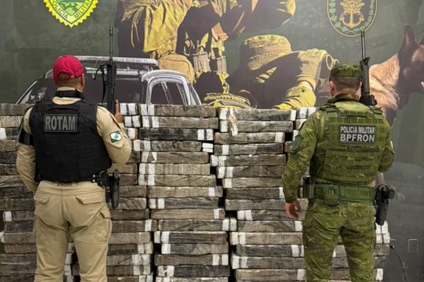 As equipes receberam uma den&uacute;ncia informando que um ve&iacute;culo havia descarregado uma carga de entorpecentes na beira da estrada ap&oacute;s perceber a presen&ccedil;a policial na rodovia.