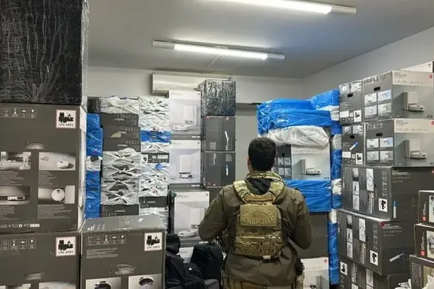 Diante da situa&ccedil;&atilde;o de flagrante, os policiais federais entraram no im&oacute;vel e localizaram diversos eletr&ocirc;nicos de origem estrangeira, entre eles mais de uma centena de rob&ocirc;s aspiradores, al&eacute;m de mais de 100 celulares e v&aacute;rios tablets.