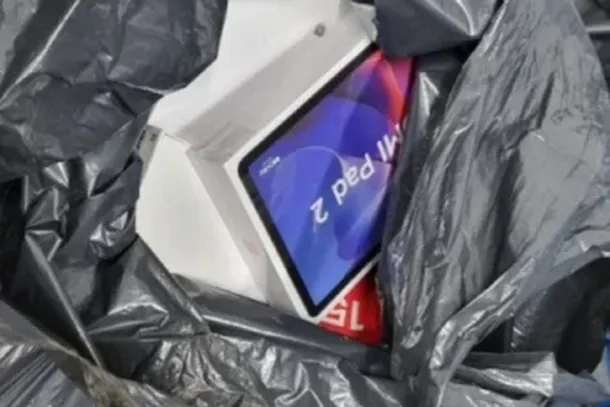 Diante da situa&ccedil;&atilde;o de flagrante, os policiais federais entraram no im&oacute;vel e localizaram diversos eletr&ocirc;nicos de origem estrangeira, entre eles mais de uma centena de rob&ocirc;s aspiradores, al&eacute;m de mais de 100 celulares e v&aacute;rios tablets.