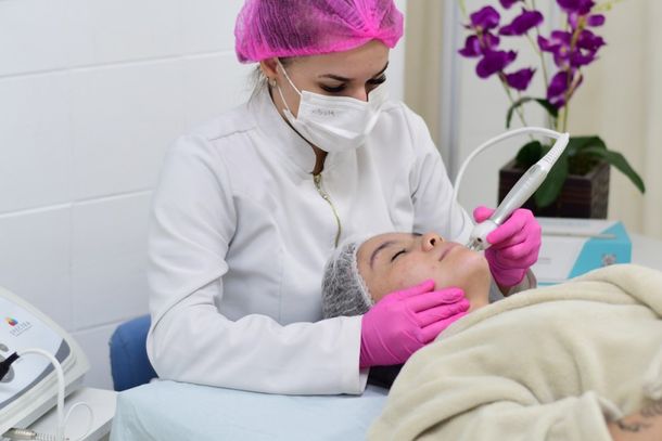 Curso gratuito no Col&eacute;gio Bento Munhoz oferece forma&ccedil;&atilde;o na &aacute;rea da beleza, sa&uacute;de e bem-estar no per&iacute;odo noturno.