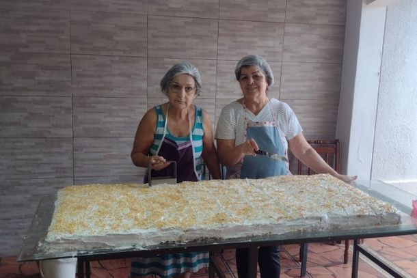 Al&eacute;m da produ&ccedil;&atilde;o do bolo, a equipe tamb&eacute;m organizou a coloca&ccedil;&atilde;o das aproximadamente 300 medalhas de Santo Ant&ocirc;nio escondidas entre as por&ccedil;&otilde;es, uma das tradi&ccedil;&otilde;es mais aguardadas pelos participantes da festa.