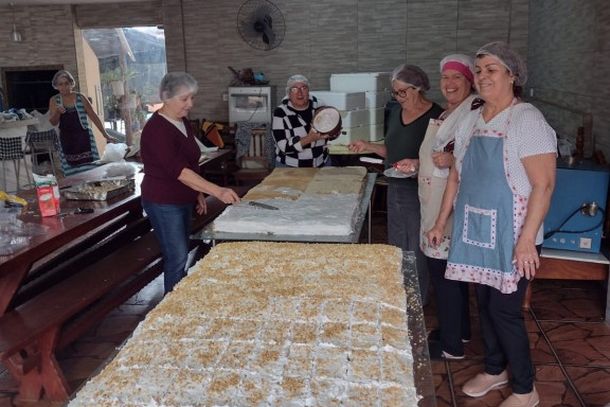 Al&eacute;m da produ&ccedil;&atilde;o do bolo, a equipe tamb&eacute;m organizou a coloca&ccedil;&atilde;o das aproximadamente 300 medalhas de Santo Ant&ocirc;nio escondidas entre as por&ccedil;&otilde;es, uma das tradi&ccedil;&otilde;es mais aguardadas pelos participantes da festa.