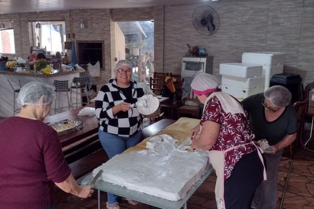 Al&eacute;m da produ&ccedil;&atilde;o do bolo, a equipe tamb&eacute;m organizou a coloca&ccedil;&atilde;o das aproximadamente 300 medalhas de Santo Ant&ocirc;nio escondidas entre as por&ccedil;&otilde;es, uma das tradi&ccedil;&otilde;es mais aguardadas pelos participantes da festa.