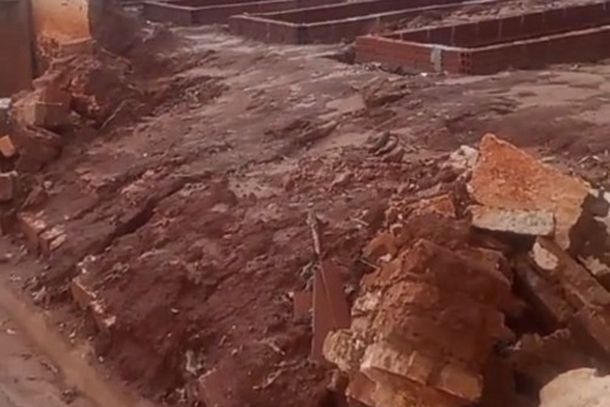 &ldquo;Falta de respeito&rdquo;: moradores cobram reconstru&ccedil;&atilde;o de muro de cemit&eacute;rio em Quatro Marcos Estrutura caiu durante uma obra e ainda n&atilde;o foi refeita; comunidade relata preocupa&ccedil;&atilde;o com t&uacute;mulos e eros&atilde;o.