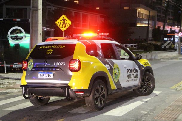 PM foi acionada para apoiar o Corpo de Bombeiros durante combate &agrave;s chamas; homem apontado como autor do inc&ecirc;ndio acabou preso e levado &agrave; delegacia.