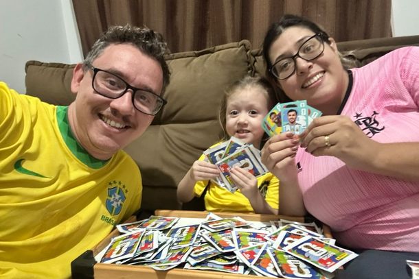  Mais do que colecionar imagens, o h&aacute;bito se transformou em um momento de conviv&ecirc;ncia, troca e mem&oacute;ria afetiva entre crian&ccedil;as e adultos.