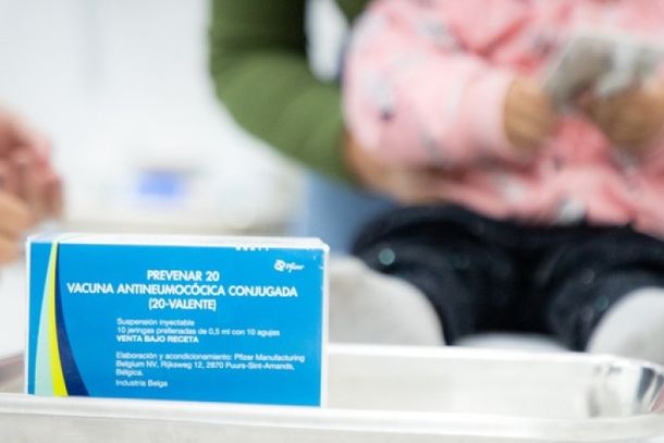 Segundo especialistas, a vacina tamb&eacute;m ajuda a reduzir casos de otite m&eacute;dia, que pode causar perda auditiva, al&eacute;m de infec&ccedil;&otilde;es generalizadas potencialmente fatais.