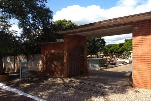 Vereador Roberto Marrique cobra esclarecimentos sobre cemit&eacute;rios de Paranava&iacute;.