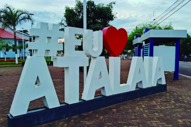 A cidade de Atalaia entra em clima de festa a partir desta quinta-feira (23), com o in&iacute;cio da 20&ordf; edi&ccedil;&atilde;o do Atalaia Rodeio Festival. O evento segue at&eacute; s&aacute;bado e promete reunir milhares de pessoas para celebrar duas d&eacute;cadas de tradi&ccedil;&atilde;o com rodeio, provas equestres e grandes shows, tudo com entrada gratuita.  A abertura da festa contar&aacute; com a tradicional locu&ccedil;&atilde;o de Almir Cambra, um dos nomes mais conhecidos do rodeio brasileiro. No palco, a anima&ccedil;&atilde;o da primeira noite ficar&aacute; por conta da dupla Saulo & Fabinho.  Na sexta-feira (24), o p&uacute;blico poder&aacute; curtir o show de Jo&atilde;o Bosco & Vin&iacute;cius, al&eacute;m da apresenta&ccedil;&atilde;o do DJ Thiago Rog&eacute;rio. J&aacute; no s&aacute;bado (25), quem sobe ao palco &eacute; a dupla Rionegro & Solim&otilde;es, tamb&eacute;m com participa&ccedil;&atilde;o do DJ Thiago Rog&eacute;rio.  Al&eacute;m dos shows, a programa&ccedil;&atilde;o contar&aacute; com montarias em touros pela Equipe Rozeta, disputas dos Tr&ecirc;s Tambores e Team Roping, modalidades que prometem levar emo&ccedil;&atilde;o &agrave; arena e atrair competidores e amantes do rodeio de toda a regi&atilde;o.  Com entrada gratuita, o Atalaia Rodeio Festival chega aos seus 20 anos consolidado como um dos principais eventos do noroeste do Paran&aacute;, reunindo esporte, m&uacute;sica, tradi&ccedil;&atilde;o e entretenimento para toda a fam&iacute;lia.