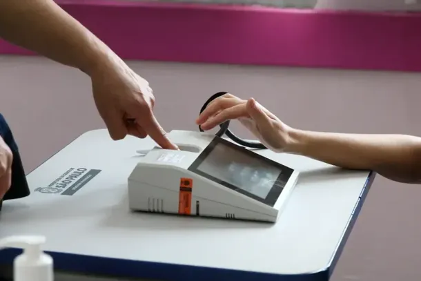 De acordo com a Justi&ccedil;a Eleitoral, quem estiver com o t&iacute;tulo de eleitor regular poder&aacute; votar normalmente, mesmo sem ter realizado o cadastro biom&eacute;trico.