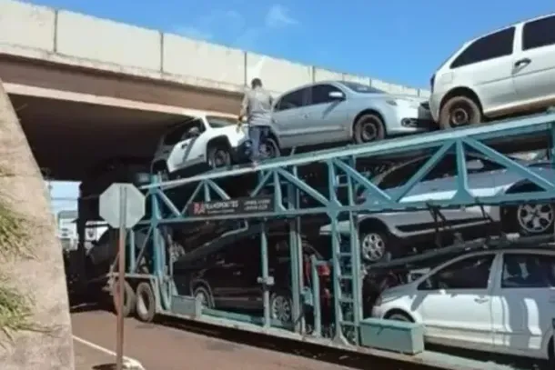 Acidente aconteceu ap&oacute;s um autom&oacute;vel atingir a prote&ccedil;&atilde;o de altura do viaduto, provocando a parada do caminh&atilde;o na rodovia.