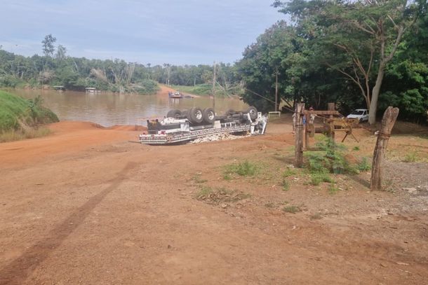 Acidente ocorreu na manh&atilde; desta segunda-feira (6), na PR-498; carga ficou espalhada pela rodovia.