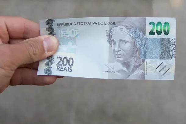 De acordo com a Pol&iacute;cia Militar, um homem entrou no estabelecimento, comprou um produto no valor de R$ 40 e realizou o pagamento com uma c&eacute;dula de R$ 200.