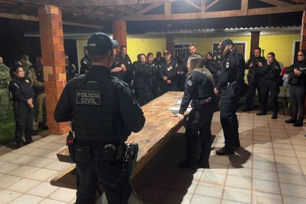 A opera&ccedil;&atilde;o contra o tr&aacute;fico de drogas conta com a atua&ccedil;&atilde;o de mais de 130 policiais, 30 viaturas, equipes do canil e helic&oacute;ptero.