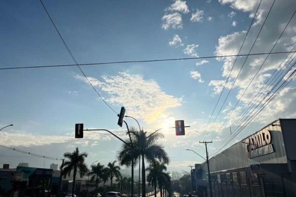 Simepar prev&ecirc; m&aacute;ximas de at&eacute; 28&deg;C, sem chuva e com rajadas de vento de at&eacute; 47 km/h.