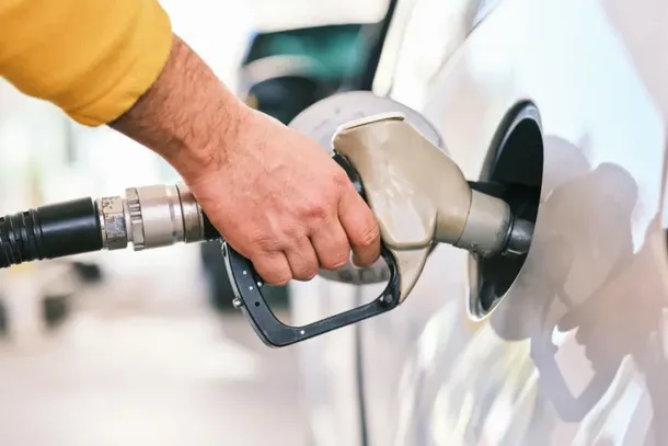 Enquanto isso, consumidores de Paranava&iacute; seguem atentos aos pr&oacute;ximos an&uacute;ncios da estatal, j&aacute; que uma eventual redu&ccedil;&atilde;o poder&aacute; aliviar o or&ccedil;amento de quem depende do carro ou da motocicleta no dia a dia.