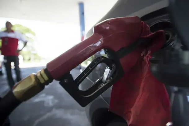 A alta do petr&oacute;leo ap&oacute;s o agravamento das tens&otilde;es no Oriente M&eacute;dio levou o governo a manter, por enquanto, o subs&iacute;dio de R$ 0,44 por litro da gasolina. A decis&atilde;o definitiva ser&aacute; tomada na pr&oacute;xima semana.