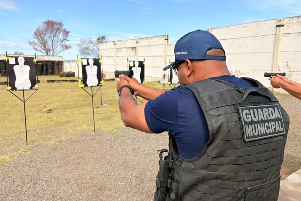 Guarda Municipal de Paranava&iacute; refor&ccedil;a preparo dos agentes com treinamento de armamento.