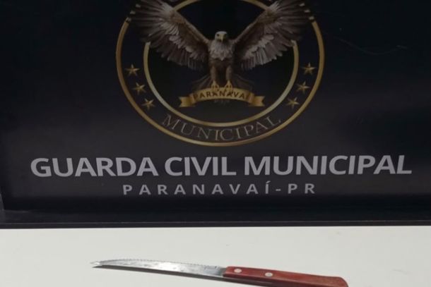 Suspeito foi localizado com uma faca ap&oacute;s amea&ccedil;as de morte e danos ao im&oacute;vel; caso foi encaminhado &agrave; Pol&iacute;cia Civil.