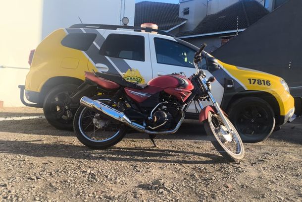 Durante a abordagem, o homem confirmou aos policiais que a motocicleta era produto de furto. No entanto, ele se recusou a informar de onde havia subtra&iacute;do o ve&iacute;culo.