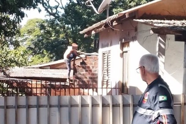 Ocorr&ecirc;ncia mobilizou SAMU, Pol&iacute;cia Militar, Bombeiros e Guarda Civil Municipal; jovem foi contido e encaminhado &agrave; UPA.