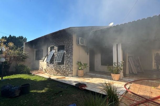 Corpo foi encontrado na sala da casa ap&oacute;s combate &agrave;s chamas; Pol&iacute;cia Civil e Pol&iacute;cia Cient&iacute;fica apuram as causas do inc&ecirc;ndio.