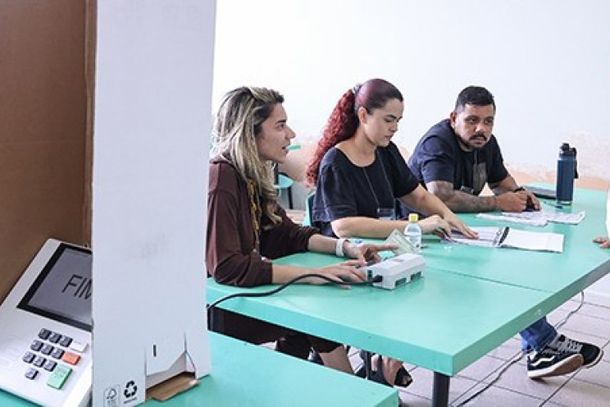 A convoca&ccedil;&atilde;o &eacute; feita por meio de carta enviada pela Justi&ccedil;a Eleitoral e tamb&eacute;m pode ser consultada no portal de Autoatendimento Eleitoral e no aplicativo e-T&iacute;tulo.