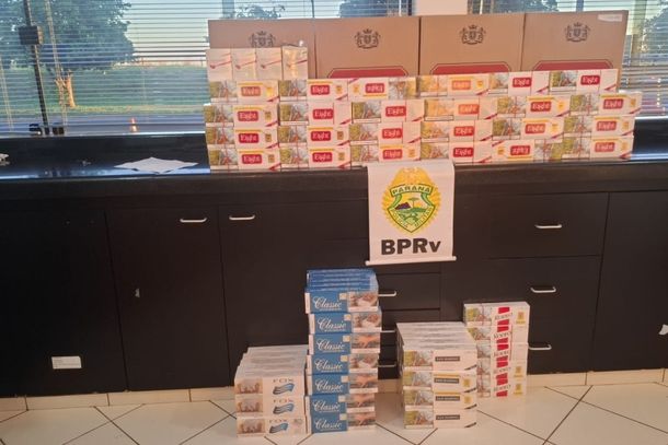 Motorista afirmou ter comprado a carga no Paraguai por cerca de R$ 5 mil; ve&iacute;culo e mercadorias foram encaminhados &agrave; Receita Federal.