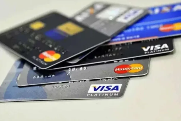 Segundo o boletim da PM, a mulher relatou que seu cart&atilde;o de cr&eacute;dito possivelmente foi clonado e que diversas compras foram realizadas sem sua autoriza&ccedil;&atilde;o.