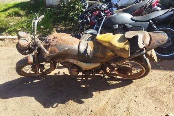 Ap&oacute;s consulta aos sistemas, foi verificado que a motocicleta n&atilde;o possu&iacute;a registro de furto ou roubo, apresentando apenas d&eacute;bitos administrativos.