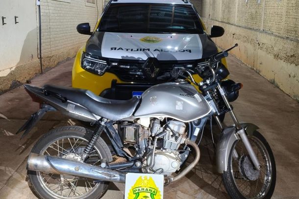 De acordo com a PM, a equipe realizava patrulhamento por volta das 23h quando encontrou uma motocicleta ca&iacute;da ao solo, pr&oacute;xima a um matagal.