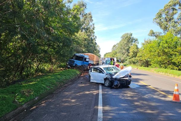 Jovem foi socorrido com ferimentos moderados e encaminhado &agrave; UPA ap&oacute;s tentar uma ultrapassagem na rodovia.