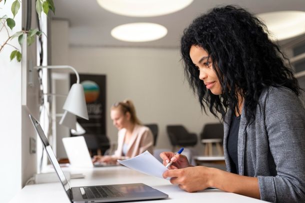 O segundo semestre de 2026 vem com oportunidades de vagas de est&aacute;gios para estudantes do ensino m&eacute;dio e superior em Paranava&iacute; (Fonte: Reprodu&ccedil;&atilde;o Magnific)