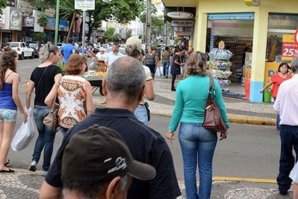 Lojas ter&atilde;o expediente estendido na pr&oacute;xima sexta-feira (7); expectativa &eacute; de aumento no movimento e nas vendas.