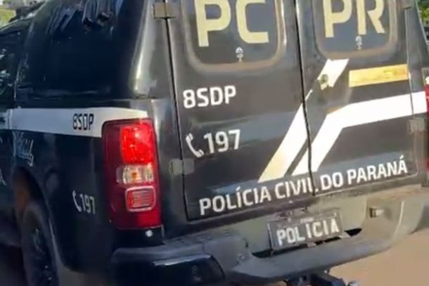 Conforme as informa&ccedil;&otilde;es recebidas, tr&ecirc;s pessoas se revezavam para atender os usu&aacute;rios, mantendo a comercializa&ccedil;&atilde;o de drogas durante todo o dia.