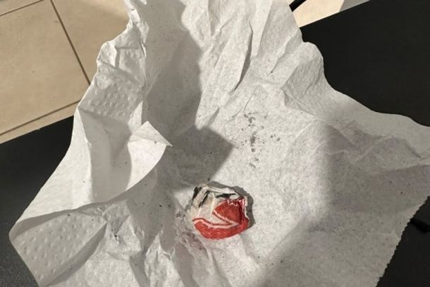 Conforme as informa&ccedil;&otilde;es recebidas, tr&ecirc;s pessoas se revezavam para atender os usu&aacute;rios, mantendo a comercializa&ccedil;&atilde;o de drogas durante todo o dia.