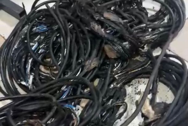 o procedimento &eacute; utilizado para retirar o revestimento dos cabos e facilitar a comercializa&ccedil;&atilde;o do metal.